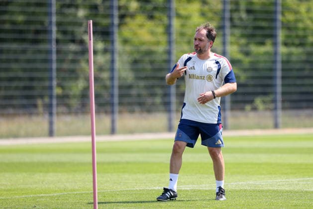 Jose Barcala (FC Bayern Muenchen, Chef-Trainer) gestikuliert beim Training, GER, FC Bayern Muenchen Frauen Training, Fussball, Google Pixel Frauen-Bundesliga, Saison 2026 2027, 16.07.2026, GER, FC Bayern Muenchen Frauen Training, Fussball, Google Pixel Frauen-Bundesliga, Saison 2026 2027, 16.07.2026 Muenchen *** Jose Barcala, head coach of FC Bayern Munich, gestures during training, GER, FC Bayern Munich Women s Training, Soccer, Google Pixel Women s Bundesliga, 2026–2027 Season, July 16, 2026, GER, FC Bayern Munich Women s Training, Soccer, Google Pixel Women s Bundesliga, 2026–2027 Season, July 16, 2026, Munich Copyright: xEibner-Pressefoto JennixMaulx EP_JML