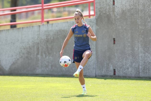 Giulia Gwinn (FC Bayern Muenchen, 07) beim individuellem Training mit Ball, GER, FC Bayern Muenchen Frauen Training, Fussball, Google Pixel Frauen-Bundesliga, Saison 2026 2027, 16.07.2026, GER, FC Bayern Muenchen Frauen Training, Fussball, Google Pixel Frauen-Bundesliga, Saison 2026 2027, 16.07.2026 Muenchen *** Giulia Gwinn, FC Bayern Munich, July 7, during individual training with the ball, GER, FC Bayern Munich Women s Training, Soccer, Google Pixel Women s Bundesliga, 2026–2027 Season, July 16, 2026, GER, FC Bayern Munich Women’s Training, Soccer, Google Pixel Women’s Bundesliga, 2026–2027 Season, July 16, 2026, Munich Copyright: xEibner-Pressefoto JennixMaulx EP_JML
