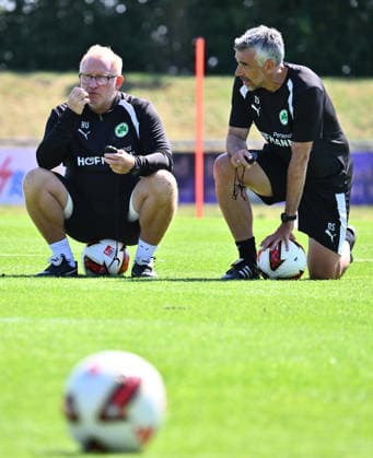 16.07.2026 - Fussball - 2. Bundesliga - Saison 2026 2027 - SpVgg Greuther Fürth Fuerth - Trainingslager Bad Wörishofen - - xwoxzix - Heiko Vogel ( Trainer SpVgg Greuther Fürth ) Danny Schwarz (Co-Trainer SpVgg Greuther Fürth ) beobachten *** July 16, 2026 Soccer 2. Bundesliga 2026–2027 Season SpVgg Greuther Fürth Fürth Training Camp in Bad Wörishofen xwoxzix Heiko Vogel, Head Coach of SpVgg Greuther Fürth, and Danny Schwarz, Assistant Coach of SpVgg Greuther Fürth, are watching