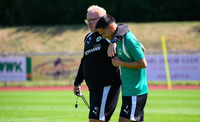 16.07.2026 - Fussball - 2. Bundesliga - Saison 2026 2027 - SpVgg Greuther Fürth Fuerth - Trainingslager Bad Wörishofen - - xwoxzix - Heiko Vogel ( Trainer SpVgg Greuther Fürth ) mit Shinta Appelkamp (8, SpVgg Greuther Fürth ) *** July 16, 2026 Soccer 2. Bundesliga 2026–2027 Season SpVgg Greuther Fürth Training Camp in Bad Wörishofen xwoxzix Heiko Vogel, coach of SpVgg Greuther Fürth, with Shinta Appelkamp 8, SpVgg Greuther Fürth