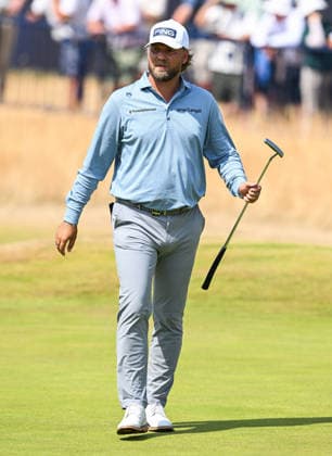 Daniel Brown (ENG) waves to the fans as he walks up the 18th hole to Lead the Open on -4 154th Open Golf Championships, Royal Birkdale, Southport, UK - 16 Jul 2026Southport Royal Birkdale United Kingdom  Copyright: xGreigxCowie Shutterstockx 16988293bk