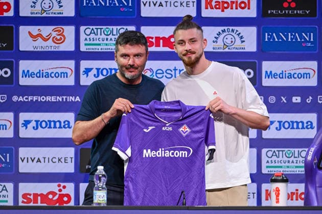 Fußball, Italien, AC Florenz präsentiert Neuzugang Radu Dragusin IPA86729480 - ACF Fiorentina sporting director Roberto Goretti and ACF Fiorentina defender Radu Dragusin during the presentation of ACF Fiorentina s new player, Radu Dragusin, at an Italian Serie A soccer match in Bagno a Ripoli (FI), Italy, on July 16, 2026  Copyright: xLisaxGuglielmi IPAxSportx xx 86729480