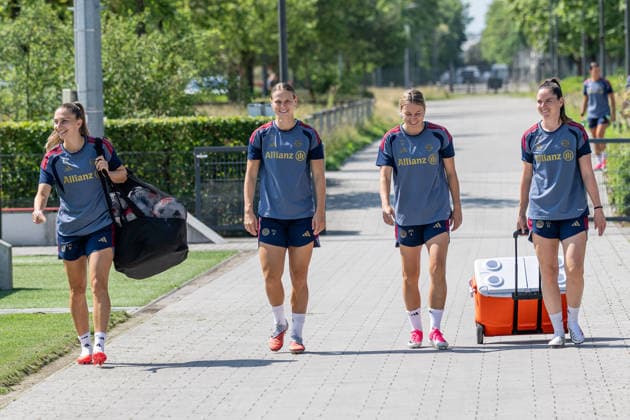 Katharina Naschenweng (FC Bayern Muenchen Frauen, 19), Klara Buehl (FC Bayern Muenchen Frauen, 17), Barbara Dunst (FC Bayern Muenchen Frauen, 28) und Sarah Zadrazil (FC Bayern Muenchen Frauen, 25) FC Bayern Muenchen Frauen, Fussball, Google Pixel Frauen-Bundesliga, Trainingseinheit, Saison 2026 2027, 16.07.2026. Foto: HMB Media Franz Feiner *** Katharina Naschenweng, FC Bayern Munich Women, 19; Klara Buehl, FC Bayern Munich Women, 17; Barbara Dunst, FC Bayern Munich Women, 28, and Sarah Zadrazil, FC Bayern Munich Women, 25; FC Bayern Munich Women, soccer, Google Pixel, Women’s Bundesliga, training session, 2026–2027 season, July 16, 2026 Photo: HMB Media, Franz Feiner Copyright: HMBxMedia FranzxFeiner