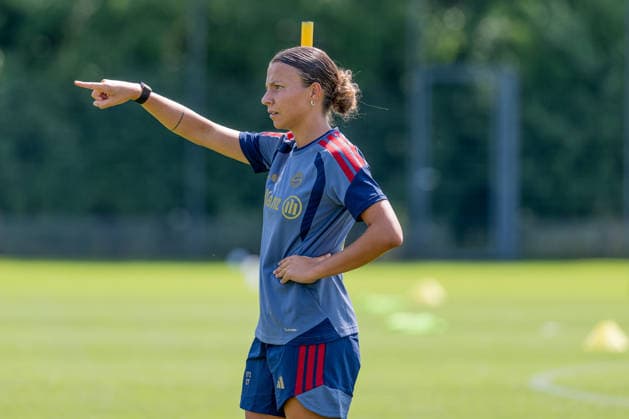Arianna Caruso (FC Bayern Muenchen Frauen, 27) zeigt an, wo es langgehen soll FC Bayern Muenchen Frauen, Fussball, Google Pixel Frauen-Bundesliga, Trainingseinheit, Saison 2026 2027, 16.07.2026. Foto: HMB Media Franz Feiner *** Arianna Caruso, FC Bayern Munich Women, 27, shows the way forward FC Bayern Munich Women, Soccer, Google Pixel Women s Bundesliga, Training Session, 2026–2027 Season, July 16, 2026 Photo: HMB Media, Franz Feiner Copyright: HMBxMedia FranzxFeiner