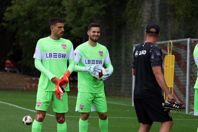 16.07.26 VfB Stuttgart Training Deutschland, Stuttgart, 16.07.2026, Fussball, Bundesliga, Saison 2026 2027, VfB Stuttgart Training: v.l. Fabian Bredlow, Dennis Seimen, Sebastian Hoeneß (Trainer). *** July 16, 2026 VfB Stuttgart Practice Germany, Stuttgart, July 16, 2026, Soccer, Bundesliga, 2026–2027 Season, VfB Stuttgart Practice (from left): Fabian Bredlow, Dennis Seimen, Sebastian Hoeneß (Coach)