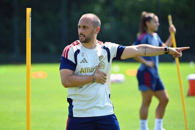 Adrian NEGRO (Co-Trainer), Gestik,gibt Anweisungen, Einzelbild,angeschnittenes Einzelmotiv, Halbfigur,halbe Figur. Training Bayern Muenchen Frauen am 16.07.2026. Fussball Google Pixel Bundesliga der Frauen Saison 2026 2027, *** Adrian NEGRO, assistant coach, gesturing, giving instructions, single frame, cropped close-up, half-length shot, Bayern Munich Women s team training on July 16, 2026, soccer, Google Pixel, Women s Bundesliga, 2026–2027 season,