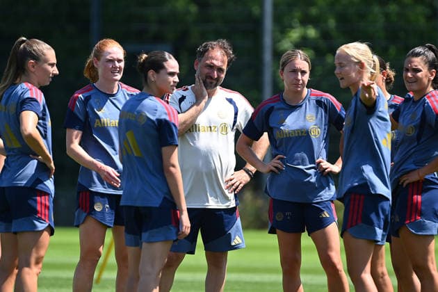 Jose BARCALA (Trainer FCB) mit Spielerinnen, Gestik,gibt Anweisungen. Teamfoto,Team,Mannschaft,Mannschaftsfoto. Training Bayern Muenchen Frauen am 16.07.2026. Fussball Google Pixel Bundesliga der Frauen Saison 2026 2027, *** Jose BARCALA, FCB coach, with players, gesturing, giving instructions; team photo, team, squad, group photo; Bayern Munich Women s training on July 16, 2026; soccer; Google Pixel; Women s Bundesliga, 2026–2027 season,