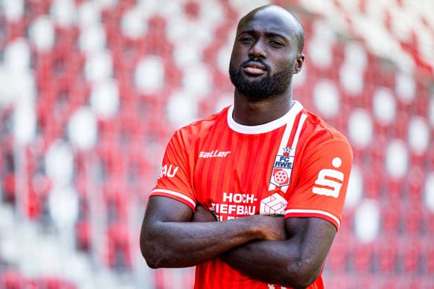 16.07.2026, GER, Fussball, Maenner, Saison 26 27, Regionalliga Nordost, FC Rot-Weiss Erfurt Media Day Presstermin Fototermin Raphael Assibey-Mensah (FC Rot-Weiss Erfurt) 99096 Erfurt Steigerwaldstadion Rasenplatz Thueringen Deutschland *** July 16, 2026, GER, Soccer, Men, Season 26–27, Regionalliga Northeast, FC Rot-Weiss Erfurt Media Day Press Conference Photo Op Raphael Assibey Mensah FC Rot-Weiss Erfurt 99096 Erfurt Steigerwaldstadion Grass Field Thuringia Germany