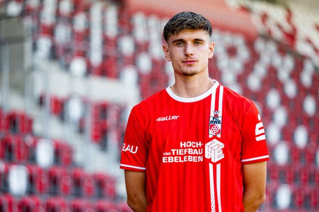 16.07.2026, GER, Fussball, Maenner, Saison 26 27, Regionalliga Nordost, FC Rot-Weiss Erfurt Media Day Presstermin Fototermin Benjamin Dreca (FC Rot-Weiss Erfurt) 99096 Erfurt Steigerwaldstadion Rasenplatz Thueringen Deutschland *** July 16, 2026, GER, Soccer, Men, Season 26–27, Regionalliga Northeast, FC Rot Weiss Erfurt Media Day Press Conference Photo Op Benjamin Dreca FC Rot Weiss Erfurt 99096 Erfurt Steigerwaldstadion Grass Field Thuringia Germany