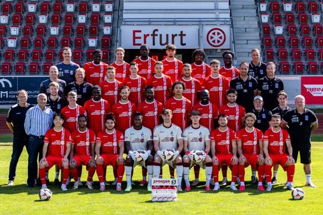 16.07.2026, GER, Fussball, Maenner, Saison 26 27, Regionalliga Nordost, FC Rot-Weiss Erfurt Media Day Presstermin Fototermin Lorenz Otto (FC Rot-Weiss Erfurt) Til Linus Schwarz (FC Rot-Weiss Erfurt) Maxime Aglago Awoudja (FC Rot-Weiss Erfurt) Benjika Caciel (FC Rot-Weiss Erfurt) Romarjo Hajrulla (FC Rot-Weiss Erfurt) Marco Ferdinand Wolf (FC Rot-Weiss Erfurt) Ayooluwa David Adesida (FC Rot-Weiss Erfurt) Pablo Santana Soares (FC Rot-Weiss Erfurt) Laurenz Dehl (FC Rot-Weiss Erfurt) Lucas Bradley Falcao Cini (FC Rot-Weiss Erfurt) Jaden Rodtnick (FC Rot-Weiss Erfurt) Nathan Fuakala (FC Rot-Weiss Erfurt) Benjamin Dreca (FC Rot-Weiss Erfurt) Stanislav Fehler (FC Rot-Weiss Erfurt) Sami Chentoufi (FC Rot-Weiss Erfurt) Fabian Gerber (FC Rot-Weiss Erfurt) Robbie Felssberg (FC Rot-Weiss Erfurt) Niclas Walther (FC Rot-Weiss Erfurt) Benny Boboy (FC Rot-Weiss Erfurt) Benjamin Dreca (FC Rot-Weiss Erfurt) Dustin Forkel (FC Rot-Weiss Erfurt) Boipelo Mashigo (FC Rot-Weiss Erfurt) Emmanuel Mawuli Mensah (FC Rot-Weiss Erfurt) Raphael Assibey-Mensah (FC Rot-Weiss Erfurt) Jean-Philippe Njike Nana (FC Rot-Weiss Erfurt) Sofiane Ikene (FC Rot-Weiss Erfurt) Nathan Justin Allen Claxton (FC Rot-Weiss Erfurt) Luca Kerkemeyer (FC Rot-Weiss Erfurt) Raphael Jacky (FC Rot-Weiss Erfurt) Berk Inaler (FC Rot-Weiss Erfurt) Phillip Aboagye (FC Rot-Weiss Erfurt) 99096 Erfurt Steigerwaldstadion Rasenplatz Thueringen Deutschland *** July 16, 2026, GER, Soccer, Men, 2026–2027 Season, Regionalliga Nordost, FC Rot-Weiss Erfurt Media Day Press Conference Photo Op Lorenz Otto FC Rot-Weiss Erfurt Til Linus Schwarz FC Rot-Weiss Erfurt Maxime Aglago Awoudja FC Rot-Weiss Erfurt Benjika Caciel FC Rot-Weiss Erfurt Romarjo Hajrulla FC Rot-Weiss Erfurt Marco Ferdinand Wolf FC Rot-Weiss Erfurt Ayooluwa David Adesida FC Rot Weiss Erfurt Pablo Santana Soares FC Rot Weiss Erfurt Laurenz Dehl FC Rot Weiss Erfurt Lucas Bradley Falcao Cini FC Rot Weiss Erfurt Jaden Rodtnick FC Rot Weiss Erfurt Nathan Fuakala FC Rot Weiss Erfurt Benjamin Dreca FC Rot Weiss Erfurt Stanislav Fehler FC Rot Weiss Erfurt Sami Chentoufi FC Rot Weiss Erfurt Fabian Gerber FC Rot Weiss Erfurt Robbie Felssberg FC Rot Weiss Erfurt Niclas Walther FC Rot Weiss Erfurt Benny Boboy FC Rot Weiss Erfurt Benjamin Dreca FC Rot Weiss Erfurt Dustin Forkel FC Rot Weiss Erfurt Boipelo Mashigo FC Rot Weiss Erfurt Emmanuel Mawuli Mensah FC Rot Weiss Erfurt Raphael Assibey Mensah FC Rot Weiss Erfurt Jean Philippe Njike Nana FC Rot Weiss Erfurt Sofiane Ikene FC Rot Weiss Erfurt Nathan Justin Allen Claxton FC Rot Weiss Erfurt Luca Kerkemeyer FC Rot Weiss Erfurt Raphael Jacky FC Rot Weiss Erfurt Berk Inaler FC Rot Weiss Erfurt Phillip Aboagye FC Rot Weiss Erfurt 99096 Erfurt Steigerwaldstadion Grass Field Thuringia Germany