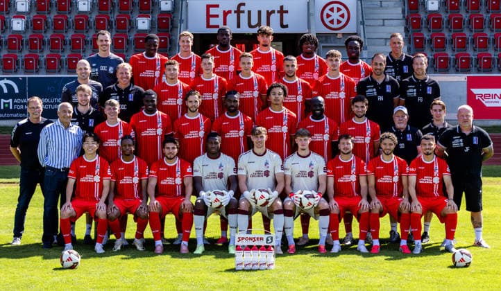 16.07.2026, GER, Fussball, Maenner, Saison 26 27, Regionalliga Nordost, FC Rot-Weiss Erfurt Media Day Presstermin Fototermin Lorenz Otto (FC Rot-Weiss Erfurt) Til Linus Schwarz (FC Rot-Weiss Erfurt) Maxime Aglago Awoudja (FC Rot-Weiss Erfurt) Benjika Caciel (FC Rot-Weiss Erfurt) Romarjo Hajrulla (FC Rot-Weiss Erfurt) Marco Ferdinand Wolf (FC Rot-Weiss Erfurt) Ayooluwa David Adesida (FC Rot-Weiss Erfurt) Pablo Santana Soares (FC Rot-Weiss Erfurt) Laurenz Dehl (FC Rot-Weiss Erfurt) Lucas Bradley Falcao Cini (FC Rot-Weiss Erfurt) Jaden Rodtnick (FC Rot-Weiss Erfurt) Nathan Fuakala (FC Rot-Weiss Erfurt) Benjamin Dreca (FC Rot-Weiss Erfurt) Stanislav Fehler (FC Rot-Weiss Erfurt) Sami Chentoufi (FC Rot-Weiss Erfurt) Fabian Gerber (FC Rot-Weiss Erfurt) Robbie Felssberg (FC Rot-Weiss Erfurt) Niclas Walther (FC Rot-Weiss Erfurt) Benny Boboy (FC Rot-Weiss Erfurt) Benjamin Dreca (FC Rot-Weiss Erfurt) Dustin Forkel (FC Rot-Weiss Erfurt) Boipelo Mashigo (FC Rot-Weiss Erfurt) Emmanuel Mawuli Mensah (FC Rot-Weiss Erfurt) Raphael Assibey-Mensah (FC Rot-Weiss Erfurt) Jean-Philippe Njike Nana (FC Rot-Weiss Erfurt) Sofiane Ikene (FC Rot-Weiss Erfurt) Nathan Justin Allen Claxton (FC Rot-Weiss Erfurt) Luca Kerkemeyer (FC Rot-Weiss Erfurt) Raphael Jacky (FC Rot-Weiss Erfurt) Berk Inaler (FC Rot-Weiss Erfurt) Phillip Aboagye (FC Rot-Weiss Erfurt) 99096 Erfurt Steigerwaldstadion Rasenplatz Thueringen Deutschland *** July 16, 2026, GER, Soccer, Men, 2026–2027 Season, Regionalliga Nordost, FC Rot-Weiss Erfurt Media Day Press Conference Photo Op Lorenz Otto FC Rot-Weiss Erfurt Til Linus Schwarz FC Rot-Weiss Erfurt Maxime Aglago Awoudja FC Rot-Weiss Erfurt Benjika Caciel FC Rot-Weiss Erfurt Romarjo Hajrulla FC Rot-Weiss Erfurt Marco Ferdinand Wolf FC Rot-Weiss Erfurt Ayooluwa David Adesida FC Rot Weiss Erfurt Pablo Santana Soares FC Rot Weiss Erfurt Laurenz Dehl FC Rot Weiss Erfurt Lucas Bradley Falcao Cini FC Rot Weiss Erfurt Jaden Rodtnick FC Rot Weiss Erfurt Nathan Fuakala FC Rot Weiss Erfurt Benjamin Dreca FC Rot Weiss Erfurt Stanislav Fehler FC Rot Weiss Erfurt Sami Chentoufi FC Rot Weiss Erfurt Fabian Gerber FC Rot Weiss Erfurt Robbie Felssberg FC Rot Weiss Erfurt Niclas Walther FC Rot Weiss Erfurt Benny Boboy FC Rot Weiss Erfurt Benjamin Dreca FC Rot Weiss Erfurt Dustin Forkel FC Rot Weiss Erfurt Boipelo Mashigo FC Rot Weiss Erfurt Emmanuel Mawuli Mensah FC Rot Weiss Erfurt Raphael Assibey Mensah FC Rot Weiss Erfurt Jean Philippe Njike Nana FC Rot Weiss Erfurt Sofiane Ikene FC Rot Weiss Erfurt Nathan Justin Allen Claxton FC Rot Weiss Erfurt Luca Kerkemeyer FC Rot Weiss Erfurt Raphael Jacky FC Rot Weiss Erfurt Berk Inaler FC Rot Weiss Erfurt Phillip Aboagye FC Rot Weiss Erfurt 99096 Erfurt Steigerwaldstadion Grass Field Thuringia Germany