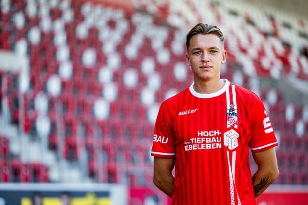 16.07.2026, GER, Fussball, Maenner, Saison 26 27, Regionalliga Nordost, FC Rot-Weiss Erfurt Media Day Presstermin Fototermin Til Linus Schwarz (FC Rot-Weiss Erfurt) 99096 Erfurt Steigerwaldstadion Rasenplatz Thueringen Deutschland *** July 16, 2026, GER, Soccer, Men, Season 26–27, Regionalliga Northeast, FC Rot Weiss Erfurt Media Day Press Conference Photo Op Til Linus Schwarz FC Rot Weiss Erfurt 99096 Erfurt Steigerwaldstadion Grass Field Thuringia Germany