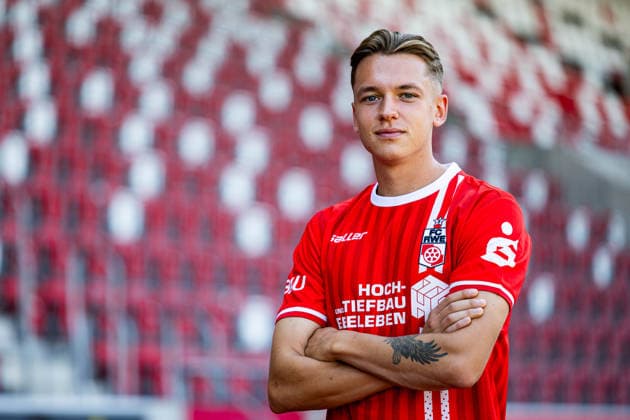 16.07.2026, GER, Fussball, Maenner, Saison 26 27, Regionalliga Nordost, FC Rot-Weiss Erfurt Media Day Presstermin Fototermin Til Linus Schwarz (FC Rot-Weiss Erfurt) 99096 Erfurt Steigerwaldstadion Rasenplatz Thueringen Deutschland *** July 16, 2026, GER, Soccer, Men, Season 26–27, Regionalliga Northeast, FC Rot Weiss Erfurt Media Day Press Conference Photo Op Til Linus Schwarz FC Rot Weiss Erfurt 99096 Erfurt Steigerwaldstadion Grass Field Thuringia Germany