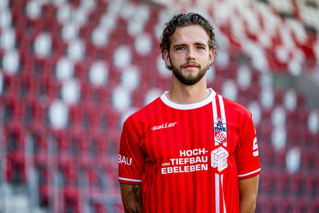 16.07.2026, GER, Fussball, Maenner, Saison 26 27, Regionalliga Nordost, FC Rot-Weiss Erfurt Media Day Presstermin Fototermin Luca Kerkemeyer (FC Rot-Weiss Erfurt) 99096 Erfurt Steigerwaldstadion Rasenplatz Thueringen Deutschland *** July 16, 2026, GER, Soccer, Men, Season 26–27, Regionalliga Northeast, FC Rot-Weiss Erfurt Media Day Press Conference Photo Op Luca Kerkemeyer FC Rot-Weiss Erfurt 99096 Erfurt Steigerwaldstadion Grass Field Thuringia Germany