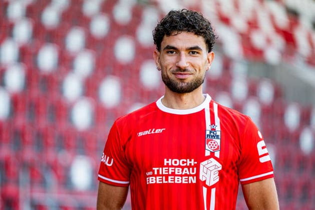 16.07.2026, GER, Fussball, Maenner, Saison 26 27, Regionalliga Nordost, FC Rot-Weiss Erfurt Media Day Presstermin Fototermin Romarjo Hajrulla (FC Rot-Weiss Erfurt) 99096 Erfurt Steigerwaldstadion Rasenplatz Thueringen Deutschland *** July 16, 2026, GER, Soccer, Men, Season 26–27, Regionalliga Northeast, FC Rot Weiss Erfurt Media Day Press Conference Photo Op Romarjo Hajrulla FC Rot Weiss Erfurt 99096 Erfurt Steigerwaldstadion Grass Field Thuringia Germany