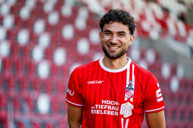 16.07.2026, GER, Fussball, Maenner, Saison 26 27, Regionalliga Nordost, FC Rot-Weiss Erfurt Media Day Presstermin Fototermin Romarjo Hajrulla (FC Rot-Weiss Erfurt) 99096 Erfurt Steigerwaldstadion Rasenplatz Thueringen Deutschland *** July 16, 2026, GER, Soccer, Men, Season 26–27, Regionalliga Northeast, FC Rot Weiss Erfurt Media Day Press Conference Photo Op Romarjo Hajrulla FC Rot Weiss Erfurt 99096 Erfurt Steigerwaldstadion Grass Field Thuringia Germany