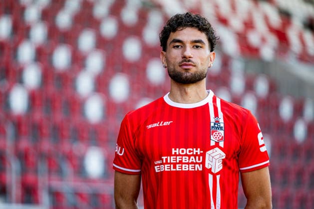 16.07.2026, GER, Fussball, Maenner, Saison 26 27, Regionalliga Nordost, FC Rot-Weiss Erfurt Media Day Presstermin Fototermin Romarjo Hajrulla (FC Rot-Weiss Erfurt) 99096 Erfurt Steigerwaldstadion Rasenplatz Thueringen Deutschland *** July 16, 2026, GER, Soccer, Men, Season 26–27, Regionalliga Northeast, FC Rot Weiss Erfurt Media Day Press Conference Photo Op Romarjo Hajrulla FC Rot Weiss Erfurt 99096 Erfurt Steigerwaldstadion Grass Field Thuringia Germany