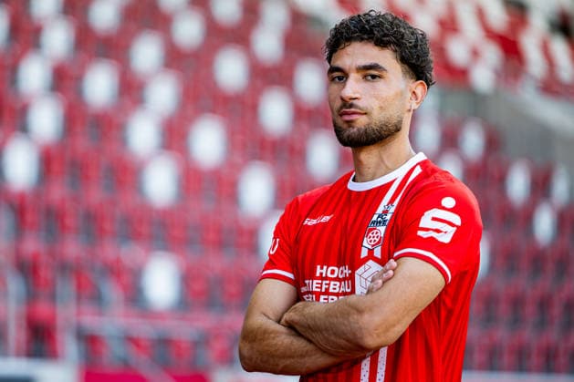 16.07.2026, GER, Fussball, Maenner, Saison 26 27, Regionalliga Nordost, FC Rot-Weiss Erfurt Media Day Presstermin Fototermin Romarjo Hajrulla (FC Rot-Weiss Erfurt) 99096 Erfurt Steigerwaldstadion Rasenplatz Thueringen Deutschland *** July 16, 2026, GER, Soccer, Men, Season 26–27, Regionalliga Northeast, FC Rot Weiss Erfurt Media Day Press Conference Photo Op Romarjo Hajrulla FC Rot Weiss Erfurt 99096 Erfurt Steigerwaldstadion Grass Field Thuringia Germany
