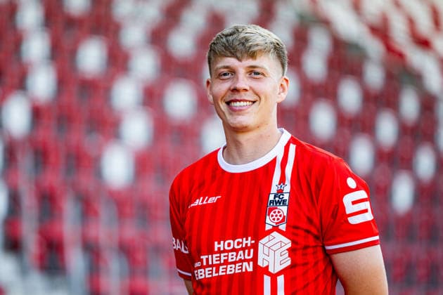 16.07.2026, GER, Fussball, Maenner, Saison 26 27, Regionalliga Nordost, FC Rot-Weiss Erfurt Media Day Presstermin Fototermin Marco Ferdinand Wolf (FC Rot-Weiss Erfurt) 99096 Erfurt Steigerwaldstadion Rasenplatz Thueringen Deutschland *** July 16, 2026, GER, Soccer, Men, Season 26–27, Regionalliga Northeast, FC Rot-Weiss Erfurt Media Day Press Conference Photo Op Marco Ferdinand Wolf FC Rot-Weiss Erfurt 99096 Erfurt Steigerwaldstadion Grass Field Thuringia Germany