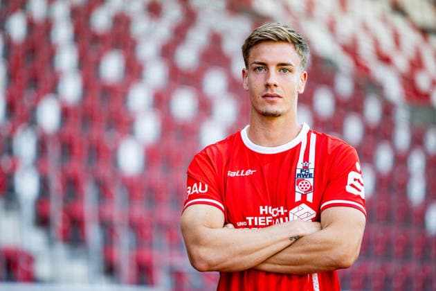 16.07.2026, GER, Fussball, Maenner, Saison 26 27, Regionalliga Nordost, FC Rot-Weiss Erfurt Media Day Presstermin Fototermin Laurenz Dehl (FC Rot-Weiss Erfurt) 99096 Erfurt Steigerwaldstadion Rasenplatz Thueringen Deutschland *** July 16, 2026, GER, Soccer, Men, Season 26–27, Regionalliga Northeast, FC Rot Weiss Erfurt Media Day Press Conference Photo Op Laurenz Dehl FC Rot Weiss Erfurt 99096 Erfurt Steigerwaldstadion Grass Field Thuringia Germany