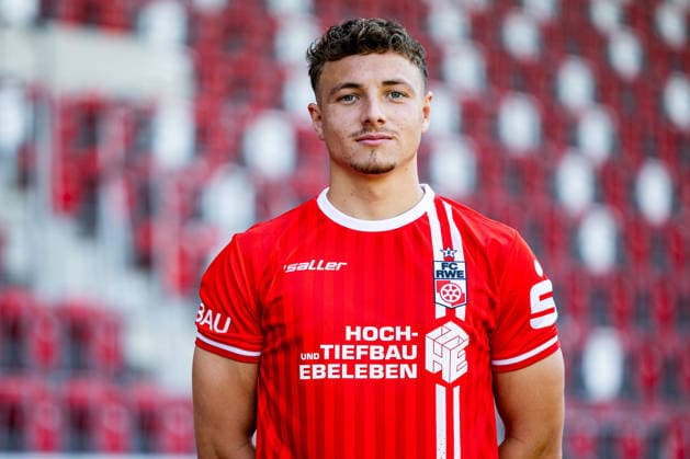 16.07.2026, GER, Fussball, Maenner, Saison 26 27, Regionalliga Nordost, FC Rot-Weiss Erfurt Media Day Presstermin Fototermin Robbie Felssberg (FC Rot-Weiss Erfurt) 99096 Erfurt Steigerwaldstadion Rasenplatz Thueringen Deutschland *** July 16, 2026, GER, Soccer, Men, Season 26–27, Regionalliga Northeast, FC Rot-Weiss Erfurt Media Day Press Conference Photo Op Robbie Felssberg FC Rot-Weiss Erfurt 99096 Erfurt Steigerwaldstadion Grass Field Thuringia Germany