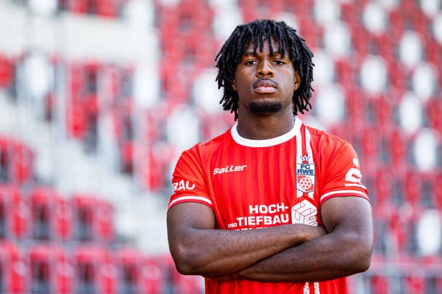 16.07.2026, GER, Fussball, Maenner, Saison 26 27, Regionalliga Nordost, FC Rot-Weiss Erfurt Media Day Presstermin Fototermin Boipelo Mashigo (FC Rot-Weiss Erfurt) 99096 Erfurt Steigerwaldstadion Rasenplatz Thueringen Deutschland *** July 16, 2026, GER, Soccer, Men, Season 26–27, Regionalliga Northeast, FC Rot-Weiss Erfurt Media Day Press Conference Photo Op Boipelo Mashigo FC Rot-Weiss Erfurt 99096 Erfurt Steigerwaldstadion Grass Field Thuringia Germany