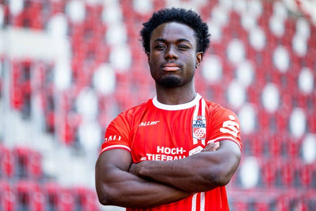16.07.2026, GER, Fussball, Maenner, Saison 26 27, Regionalliga Nordost, FC Rot-Weiss Erfurt Media Day Presstermin Fototermin Phillip Aboagye (FC Rot-Weiss Erfurt) 99096 Erfurt Steigerwaldstadion Rasenplatz Thueringen Deutschland *** July 16, 2026, GER, Soccer, Men, Season 26–27, Regionalliga Northeast, FC Rot-Weiss Erfurt Media Day Press Conference Photo Op Phillip Aboagye FC Rot-Weiss Erfurt 99096 Erfurt Steigerwaldstadion Grass Field Thuringia Germany
