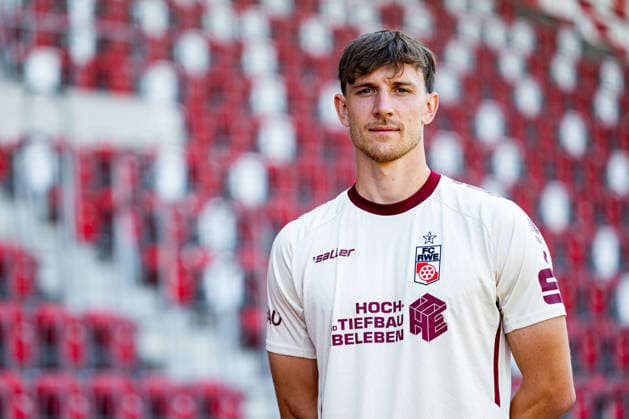 16.07.2026, GER, Fussball, Maenner, Saison 26 27, Regionalliga Nordost, FC Rot-Weiss Erfurt Media Day Presstermin Fototermin Lorenz Otto (FC Rot-Weiss Erfurt) 99096 Erfurt Steigerwaldstadion Rasenplatz Thueringen Deutschland *** July 16, 2026, GER, Soccer, Men, Season 26–27, Regionalliga Northeast, FC Rot Weiss Erfurt Media Day Press Conference Photo Op Lorenz Otto FC Rot Weiss Erfurt 99096 Erfurt Steigerwaldstadion Grass Field Thuringia Germany