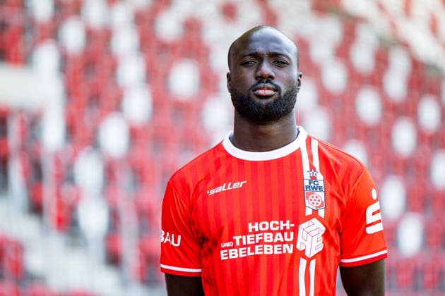 16.07.2026, GER, Fussball, Maenner, Saison 26 27, Regionalliga Nordost, FC Rot-Weiss Erfurt Media Day Presstermin Fototermin Raphael Assibey-Mensah (FC Rot-Weiss Erfurt) 99096 Erfurt Steigerwaldstadion Rasenplatz Thueringen Deutschland *** July 16, 2026, GER, Soccer, Men, Season 26–27, Regionalliga Northeast, FC Rot-Weiss Erfurt Media Day Press Conference Photo Op Raphael Assibey Mensah FC Rot-Weiss Erfurt 99096 Erfurt Steigerwaldstadion Grass Field Thuringia Germany