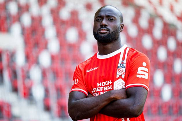 16.07.2026, GER, Fussball, Maenner, Saison 26 27, Regionalliga Nordost, FC Rot-Weiss Erfurt Media Day Presstermin Fototermin Raphael Assibey-Mensah (FC Rot-Weiss Erfurt) 99096 Erfurt Steigerwaldstadion Rasenplatz Thueringen Deutschland *** July 16, 2026, GER, Soccer, Men, Season 26–27, Regionalliga Northeast, FC Rot-Weiss Erfurt Media Day Press Conference Photo Op Raphael Assibey Mensah FC Rot-Weiss Erfurt 99096 Erfurt Steigerwaldstadion Grass Field Thuringia Germany