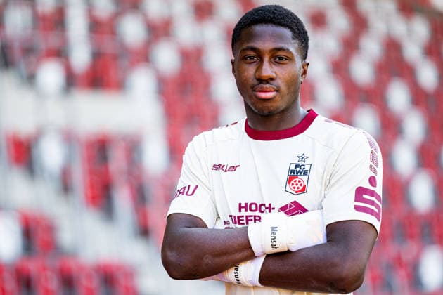16.07.2026, GER, Fussball, Maenner, Saison 26 27, Regionalliga Nordost, FC Rot-Weiss Erfurt Media Day Presstermin Fototermin Emmanuel Mawuli Mensah (FC Rot-Weiss Erfurt) 99096 Erfurt Steigerwaldstadion Rasenplatz Thueringen Deutschland *** July 16, 2026, GER, Soccer, Men, Season 26–27, Regionalliga Northeast, FC Rot-Weiss Erfurt Media Day Press Conference Photo Op Emmanuel Mawuli Mensah FC Rot-Weiss Erfurt 99096 Erfurt Steigerwaldstadion Grass Field Thuringia Germany