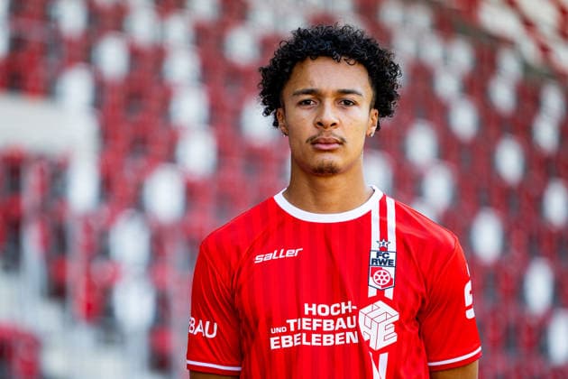 16.07.2026, GER, Fussball, Maenner, Saison 26 27, Regionalliga Nordost, FC Rot-Weiss Erfurt Media Day Presstermin Fototermin Nathan Justin Allen Claxton (FC Rot-Weiss Erfurt) 99096 Erfurt Steigerwaldstadion Rasenplatz Thueringen Deutschland *** July 16, 2026, GER, Soccer, Men, Season 26–27, Regionalliga Nordost, FC Rot Weiss Erfurt Media Day Press Conference Photo Op Nathan Justin Allen Claxton FC Rot Weiss Erfurt 99096 Erfurt Steigerwaldstadion Grass Field Thuringia Germany
