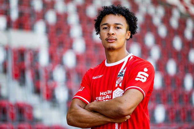 16.07.2026, GER, Fussball, Maenner, Saison 26 27, Regionalliga Nordost, FC Rot-Weiss Erfurt Media Day Presstermin Fototermin Nathan Justin Allen Claxton (FC Rot-Weiss Erfurt) 99096 Erfurt Steigerwaldstadion Rasenplatz Thueringen Deutschland *** July 16, 2026, GER, Soccer, Men, Season 26–27, Regionalliga Nordost, FC Rot Weiss Erfurt Media Day Press Conference Photo Op Nathan Justin Allen Claxton FC Rot Weiss Erfurt 99096 Erfurt Steigerwaldstadion Grass Field Thuringia Germany