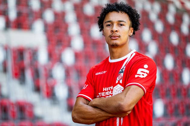 16.07.2026, GER, Fussball, Maenner, Saison 26 27, Regionalliga Nordost, FC Rot-Weiss Erfurt Media Day Presstermin Fototermin Nathan Justin Allen Claxton (FC Rot-Weiss Erfurt) 99096 Erfurt Steigerwaldstadion Rasenplatz Thueringen Deutschland *** July 16, 2026, GER, Soccer, Men, Season 26–27, Regionalliga Nordost, FC Rot Weiss Erfurt Media Day Press Conference Photo Op Nathan Justin Allen Claxton FC Rot Weiss Erfurt 99096 Erfurt Steigerwaldstadion Grass Field Thuringia Germany