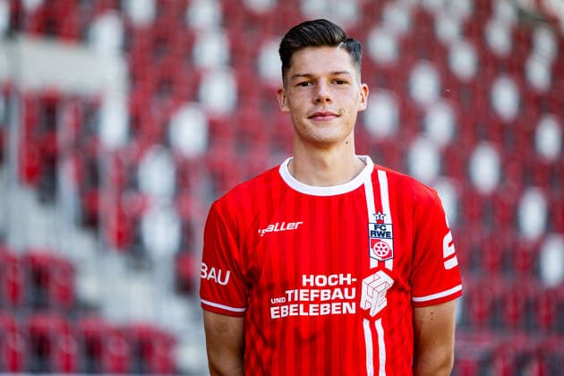 16.07.2026, GER, Fussball, Maenner, Saison 26 27, Regionalliga Nordost, FC Rot-Weiss Erfurt Media Day Presstermin Fototermin Niclas Walther (FC Rot-Weiss Erfurt) 99096 Erfurt Steigerwaldstadion Rasenplatz Thueringen Deutschland *** July 16, 2026, GER, Soccer, Men, Season 26–27, Regionalliga Northeast, FC Rot-Weiss Erfurt Media Day Press Conference Photo Op Niclas Walther FC Rot-Weiss Erfurt 99096 Erfurt Steigerwaldstadion Grass Field Thuringia Germany