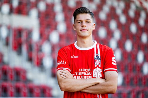 16.07.2026, GER, Fussball, Maenner, Saison 26 27, Regionalliga Nordost, FC Rot-Weiss Erfurt Media Day Presstermin Fototermin Niclas Walther (FC Rot-Weiss Erfurt) 99096 Erfurt Steigerwaldstadion Rasenplatz Thueringen Deutschland *** July 16, 2026, GER, Soccer, Men, Season 26–27, Regionalliga Northeast, FC Rot-Weiss Erfurt Media Day Press Conference Photo Op Niclas Walther FC Rot-Weiss Erfurt 99096 Erfurt Steigerwaldstadion Grass Field Thuringia Germany