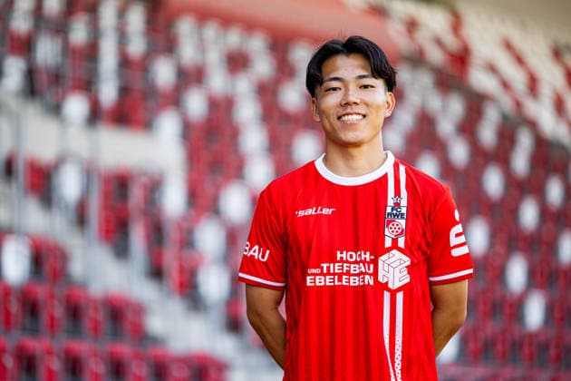 16.07.2026, GER, Fussball, Maenner, Saison 26 27, Regionalliga Nordost, FC Rot-Weiss Erfurt Media Day Presstermin Fototermin Hinata Gonda (FC Rot-Weiss Erfurt) 99096 Erfurt Steigerwaldstadion Rasenplatz Thueringen Deutschland *** July 16, 2026, GER, Soccer, Men, Season 26–27, Regionalliga Northeast, FC Rot-Weiss Erfurt Media Day Press Conference Photo Op Hinata Gonda FC Rot-Weiss Erfurt 99096 Erfurt Steigerwaldstadion Grass Field Thuringia Germany