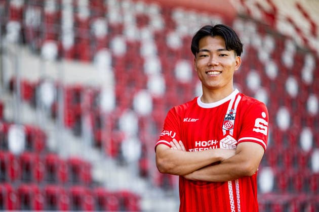 16.07.2026, GER, Fussball, Maenner, Saison 26 27, Regionalliga Nordost, FC Rot-Weiss Erfurt Media Day Presstermin Fototermin Hinata Gonda (FC Rot-Weiss Erfurt) 99096 Erfurt Steigerwaldstadion Rasenplatz Thueringen Deutschland *** July 16, 2026, GER, Soccer, Men, Season 26–27, Regionalliga Northeast, FC Rot-Weiss Erfurt Media Day Press Conference Photo Op Hinata Gonda FC Rot-Weiss Erfurt 99096 Erfurt Steigerwaldstadion Grass Field Thuringia Germany