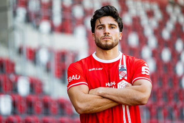 16.07.2026, GER, Fussball, Maenner, Saison 26 27, Regionalliga Nordost, FC Rot-Weiss Erfurt Media Day Presstermin Fototermin Berk Inaler (FC Rot-Weiss Erfurt) 99096 Erfurt Steigerwaldstadion Rasenplatz Thueringen Deutschland *** July 16, 2026, GER, Soccer, Men, Season 26–27, Regionalliga Northeast, FC Rot-Weiss Erfurt Media Day Press Conference Photo Op Berk Inaler FC Rot-Weiss Erfurt 99096 Erfurt Steigerwaldstadion Grass Field Thuringia Germany