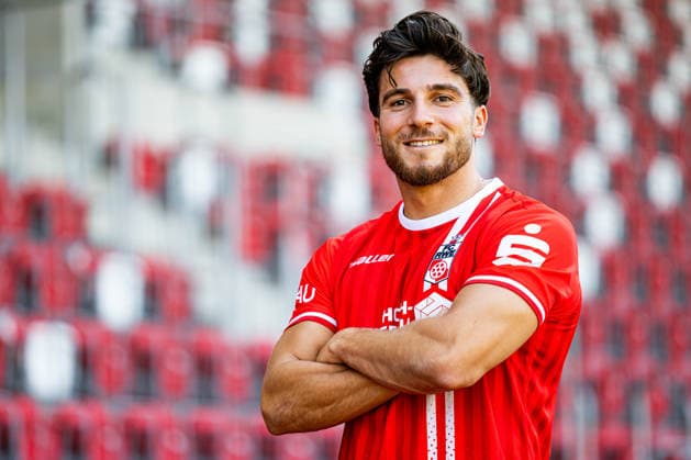 16.07.2026, GER, Fussball, Maenner, Saison 26 27, Regionalliga Nordost, FC Rot-Weiss Erfurt Media Day Presstermin Fototermin Berk Inaler (FC Rot-Weiss Erfurt) 99096 Erfurt Steigerwaldstadion Rasenplatz Thueringen Deutschland *** July 16, 2026, GER, Soccer, Men, Season 26–27, Regionalliga Northeast, FC Rot-Weiss Erfurt Media Day Press Conference Photo Op Berk Inaler FC Rot-Weiss Erfurt 99096 Erfurt Steigerwaldstadion Grass Field Thuringia Germany