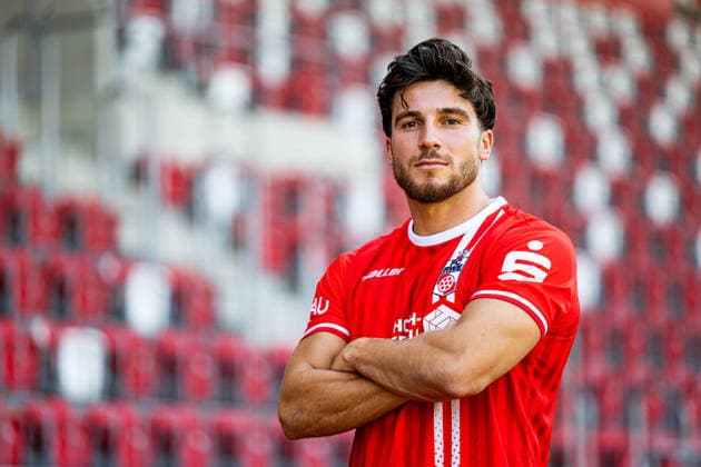 16.07.2026, GER, Fussball, Maenner, Saison 26 27, Regionalliga Nordost, FC Rot-Weiss Erfurt Media Day Presstermin Fototermin Berk Inaler (FC Rot-Weiss Erfurt) 99096 Erfurt Steigerwaldstadion Rasenplatz Thueringen Deutschland *** July 16, 2026, GER, Soccer, Men, Season 26–27, Regionalliga Northeast, FC Rot-Weiss Erfurt Media Day Press Conference Photo Op Berk Inaler FC Rot-Weiss Erfurt 99096 Erfurt Steigerwaldstadion Grass Field Thuringia Germany