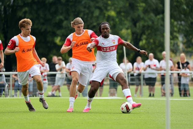 16.07.26 VfB Stuttgart Training Deutschland, Stuttgart, 16.07.2026, Fussball, Bundesliga, Saison 2026 2027, VfB Stuttgart Training: v.l. Tim van der Leij, Dan-Axel Zagadou. *** July 16, 2026 VfB Stuttgart Training Germany, Stuttgart, July 16, 2026, Soccer, Bundesliga, 2026–2027 Season, VfB Stuttgart Training featuring Tim van der Leij and Dan Axel Zagadou