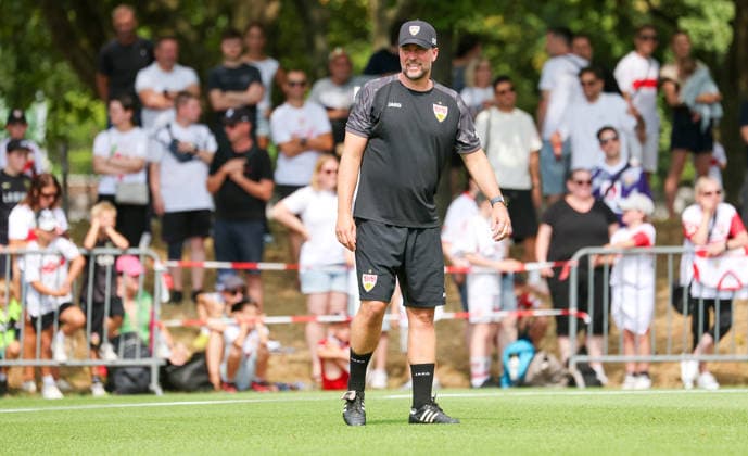 2026.07.16, Deutschland, Stuttgart, Fußball VfB Stuttgart Trainingsauftakt, VfB Trainer Sebastian Hoeneß *** July 16, 2026, Germany, Stuttgart, Soccer: VfB Stuttgart Kicks Off Training, VfB Coach Sebastian Hoeneß