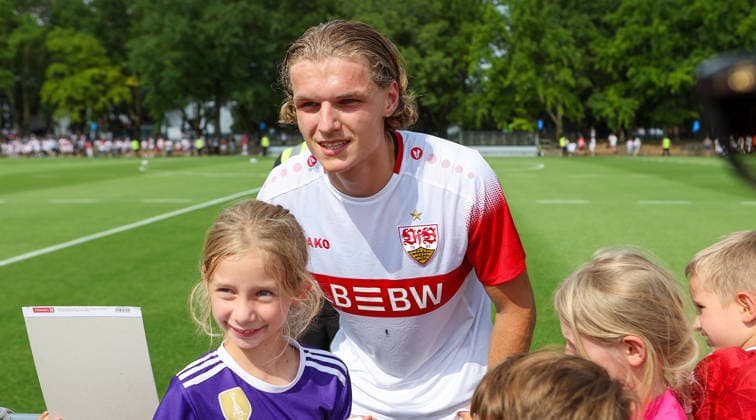2026.07.16, Deutschland, Stuttgart, Fußball VfB Stuttgart Trainingsauftakt, Tim van der Leij macht Fotos mit den Fans *** July 16, 2026, Germany, Stuttgart, Soccer: VfB Stuttgart Kicks Off Training; Tim van der Leij Takes Photos with Fans
