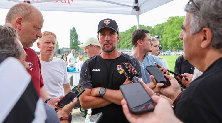 2026.07.16, Deutschland, Stuttgart, Fußball VfB Stuttgart Trainingsauftakt, Trainer Sebastian Hoeneß (Mitte) im Interview *** July 16, 2026, Germany, Stuttgart, Soccer: VfB Stuttgart Kicks Off Training Season, Coach Sebastian Hoeneß in the Middle During an Interview