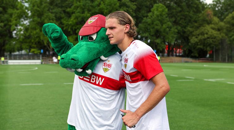 2026.07.16, Deutschland, Stuttgart, Fußball VfB Stuttgart Trainingsauftakt, v.l. Maskottchen Fritzle und Tim van der Leij *** July 16, 2026, Germany, Stuttgart, Soccer: VfB Stuttgart Kicks Off Training Season; from left: Mascot Fritzle and Tim van der Leij