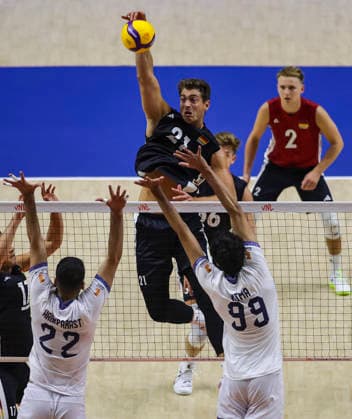 WomenÕs Volleyball Nations League - Belgrade 2026 Germany s Tobias Krick spikes the ball against IranÕs Mohammadnima Bateni and IranÕs Ali Haghparast (L) during the MenÕs Volleyball Nations League Pool 7 match between Germany and Iran at Belgrade Arena on July 16, 2026 in Belgrade, Serbia. Belgrade Serbia Copyright: xSrdjanxStevanovicx x