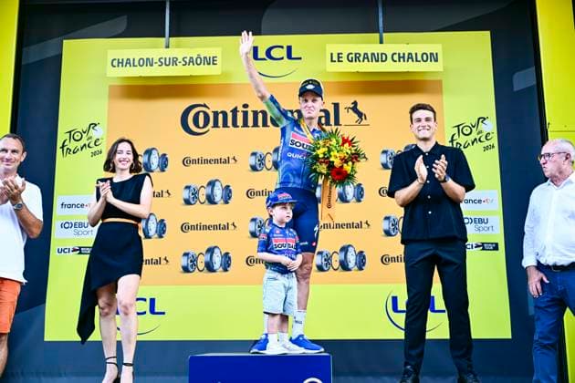 Tour de France 2026 Stage 12 CHALON-SUR-SAONE, FRANCE - JULY 16 : Merlier Tim (BEL) of Soudal Quick Step on the podium with his son during stage 12 of the 113rd edition of Tour de France an UCI World Tour 2.UWT cycling road race stage for Men Elite of 181 km with start in Circuit Nevers Magny-Cours and finish in Chalon-sur-Saone on July 16, 2026 in Chalon-sur-Saone, France, 16 07 2026 Chalon-sur-Saone France  Copyright: xPeterxDexVoechtx