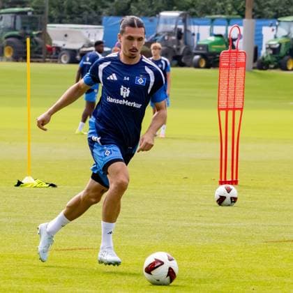 Rayan Phillippe ( 14; Hamburger SV) dribbelt beim Training über den Rasen, ein Fußball liegt vor ihm. Im Hintergrund sind weitere Mitspieler sowie Trainingshürden und Traktoren zu sehen. Rayan Philippe ( 14; Hamburger SV) am Ball beim Training *** Rayan Phillippe, 14, of Hamburger SV, dribbles across the field during practice; a soccer ball lies in front of him. In the background, other teammates, training hurdles, and tractors can be seen. Rayan Phillippe, 14, of Hamburger SV, has the ball during practice. Copyright: xspeedshotx xAndreasxTolksdorfx