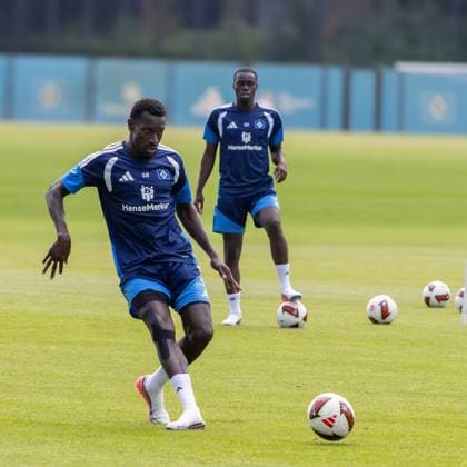 Zwei Spieler des Hamburger SV beim Training auf dem Rasenplatz am Volksparkstadion. Mehrere Fußbälle liegen auf dem Spielfeld verteilt, im Vordergrund läuft Spieler 18 dynamisch auf einen Ball zu. Bakery Jatt 18 beim Training am Volksparkstadion Hamburg *** Two Hamburg SV players during practice on the grass field at the Volksparkstadion. Several soccer balls are scattered across the field; in the foreground, Player 18 is running energetically toward a ball. Bakery Jatt, No. 18, during practice at the Volksparkstadion in Hamburg Copyright: xspeedshotx xAndreasxTolksdorfx